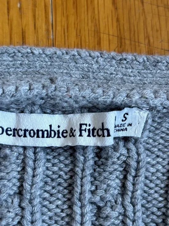 Abercrombie & Fitch Cable Knit Sleeveless Button-Front Sweater Vest -grey - Picture 3 of 4